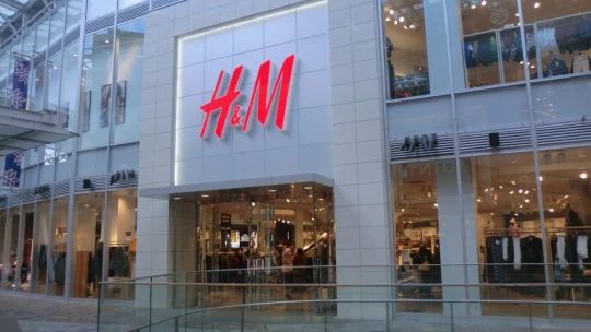 H&M Group znižuje svoju uhlíkovú stopu. Bude zbierať, triediť a predávať použité odevy