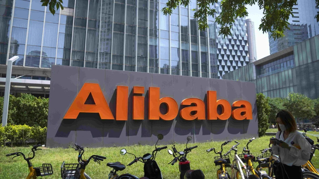 Zisk čínskeho gigantu Alibaba vzrástol o 76 percent, prispelo aj precenenie investícií