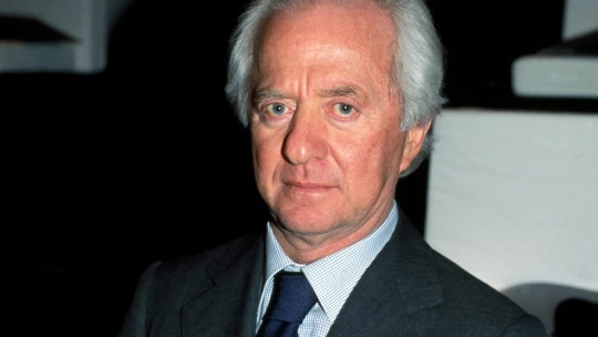 Kráľ okuliarov zanechal po sebe siedmich miliardárov. Kto si rozdelí dedičstvo?