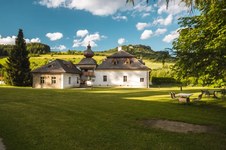 Hory, tradičné dobroty a bývanie v kaštieli. Kam sa vybrať na strednom Slovensku?_2