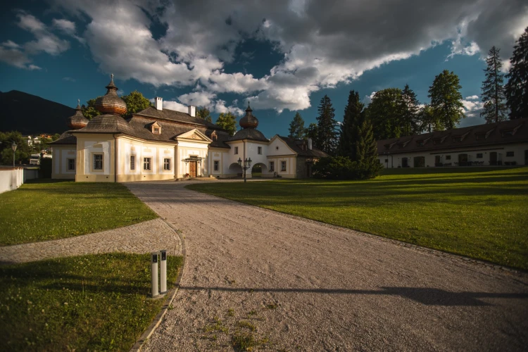 Hory, tradičné dobroty a bývanie v kaštieli. Kam sa vybrať na strednom Slovensku?_0