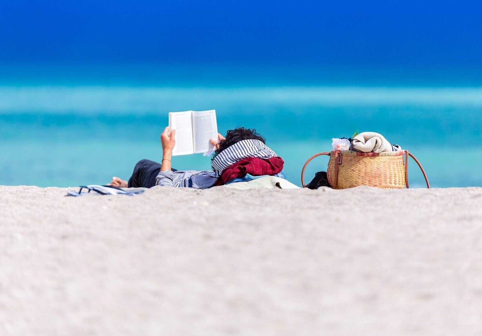 Leto s knihou v ruke: 10 tipov na čítanie, ktoré by ste nemali vynechať