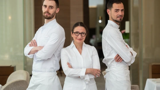 Z rodinnej reštaurácie v mladosti ušla. Teraz má ako jediná Francúzka tri hviezdy od Michelina