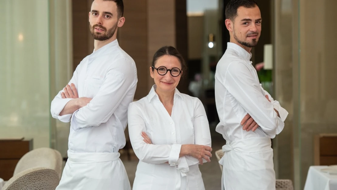 Z rodinnej reštaurácie v mladosti ušla. Teraz má ako jediná Francúzka tri hviezdy od Michelina