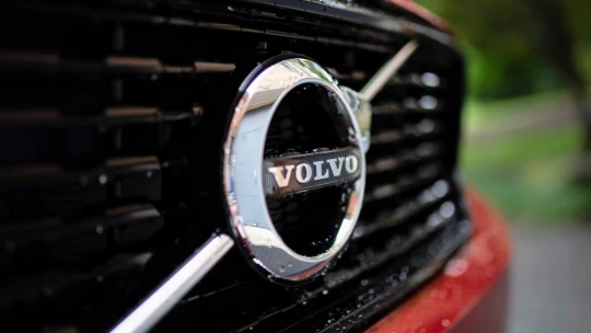 Zisk Volva medziročne vzrástol takmer o polovicu. Automobilke sa v druhom štvrťroku darilo