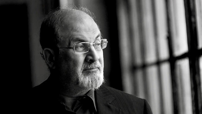 Salman Rushdie, autor Satanských veršov, utrpel počas útoku v New Yorku závažné zranenia