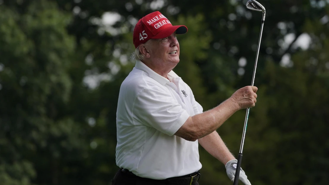 Zahrať si golf a asi tak miliardu pritom ušetriť na daniach. Trump zabíja dve muchy jednou ranou