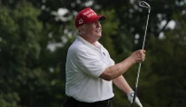 Zahrať si golf a asi tak miliardu pritom ušetriť na daniach. Trump zabíja dve muchy jednou ranou
