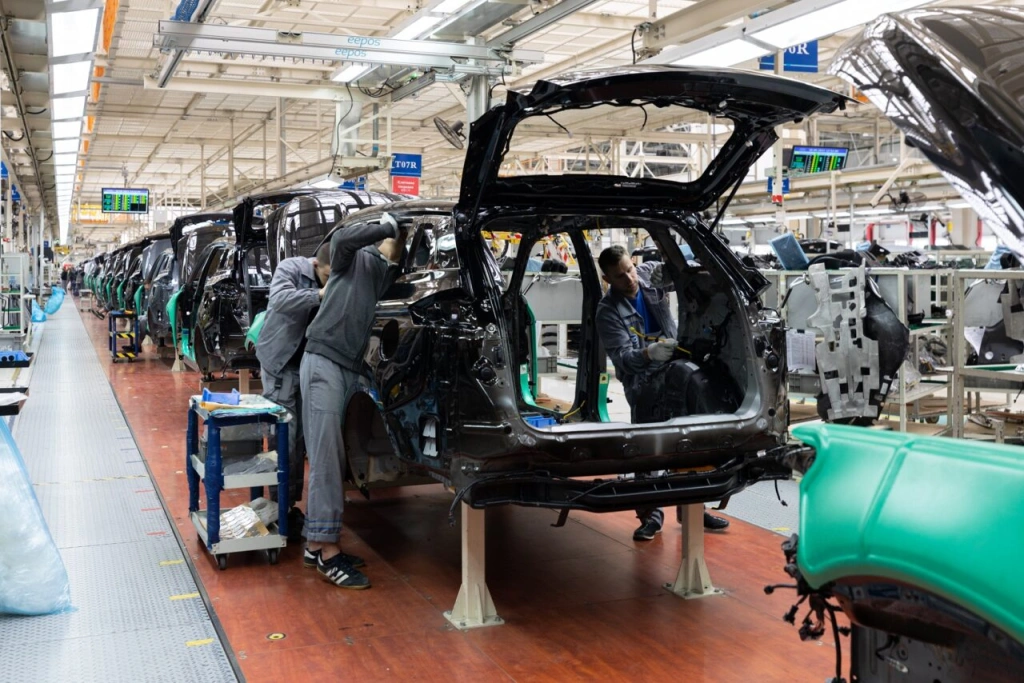 Slovenský priemysel po mesiacoch poklesu zvýšil výkon. Rast podporili automobily a energetika