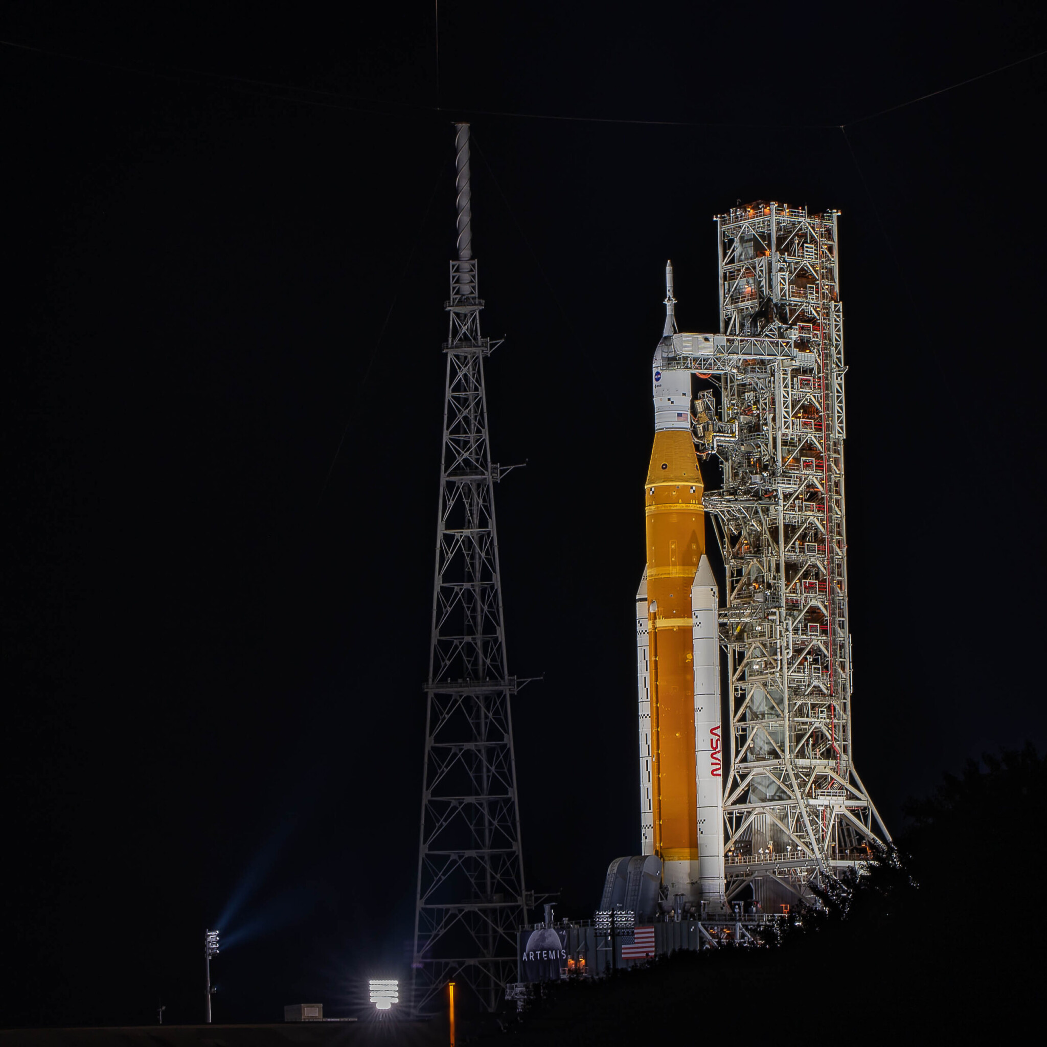 Ani druhý pokus nevyšiel. Kedy sa najväčšia raketa v histórii dostane na Mesiac?