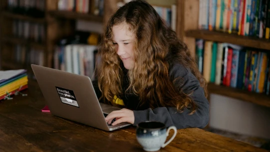 Na internete číhajú rôzne nástrahy. Pomôžte deťom naučiť sa kriticky myslieť