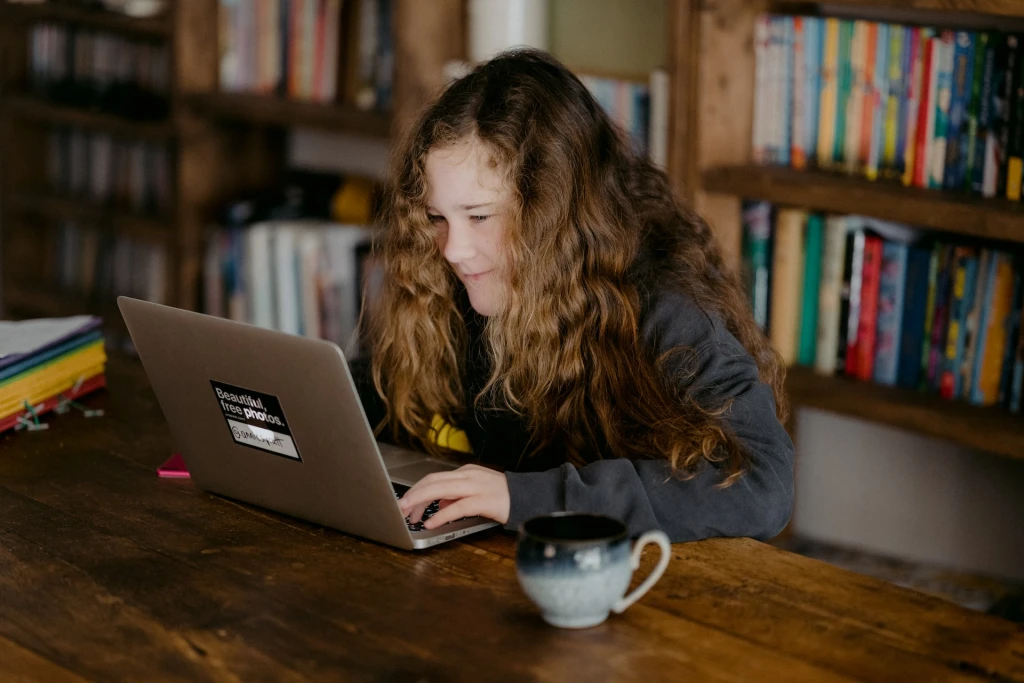 Na internete číhajú rôzne nástrahy. Pomôžte deťom naučiť sa kriticky myslieť