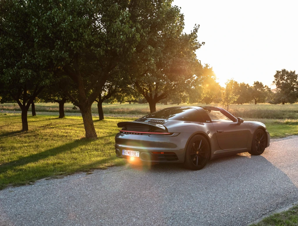 Všetko padá, Porsche sa drží. Automobilka zvládla vstup na burzu, záujem bol enormný