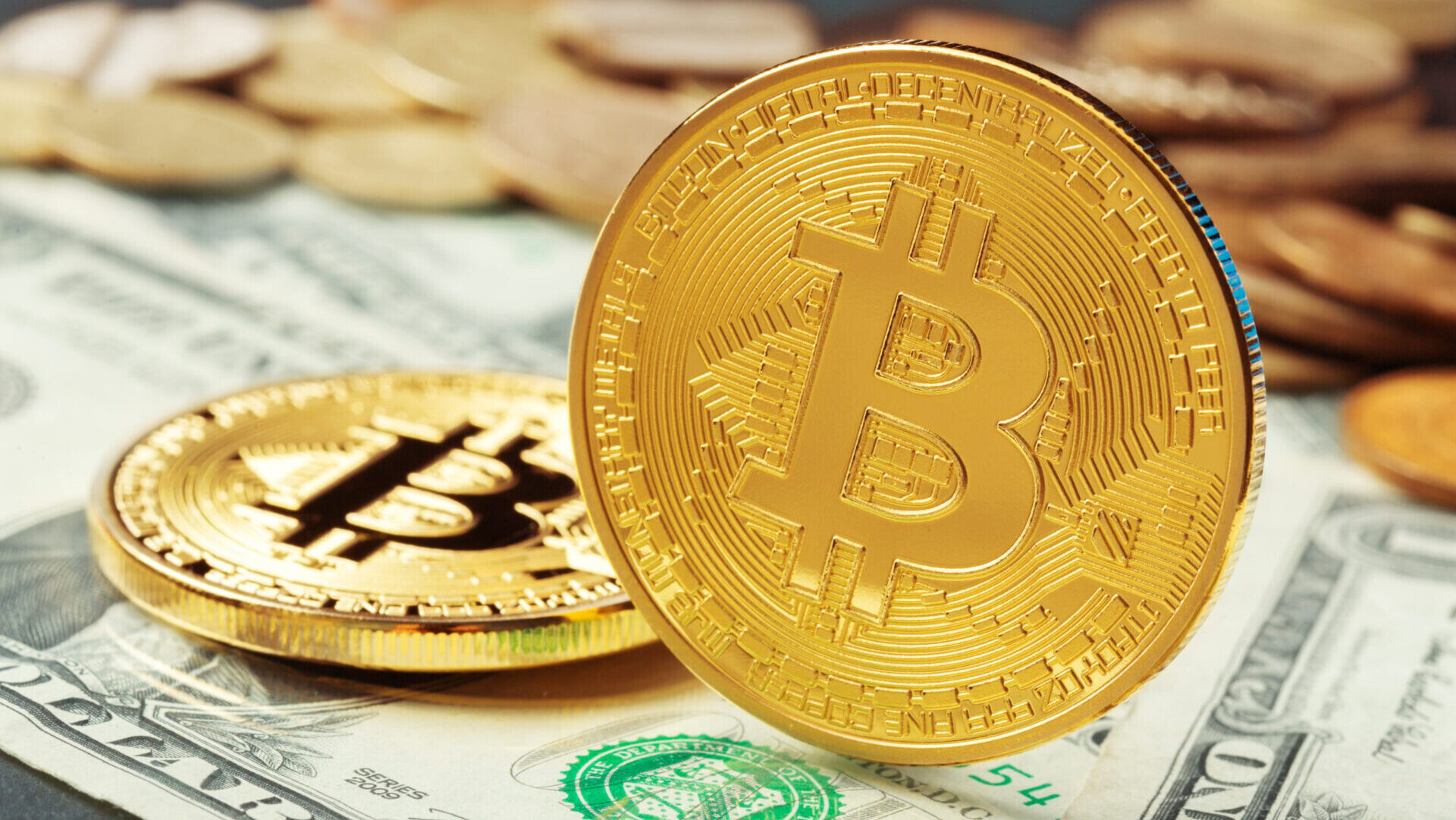 Kryptomeny prudko oslabili, cena bitcoinu padla na 2-ročné minimum