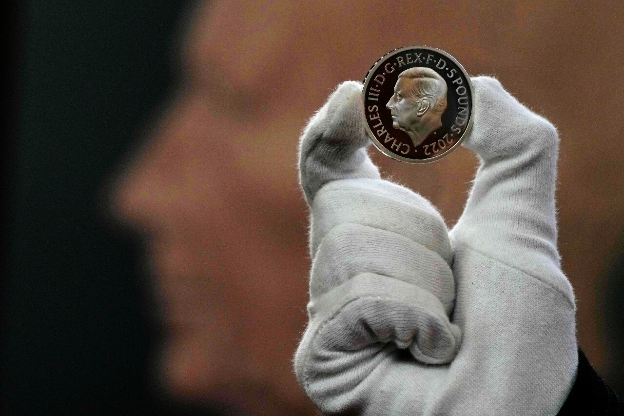 Kráľ bez koruny: Britská mincovňa predstavila prvé platidlá s portrétom Karola III.