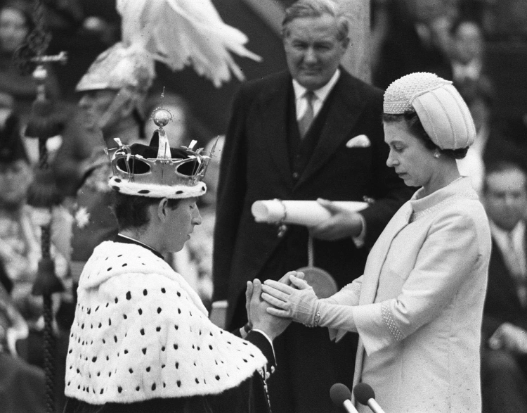 Británia stíchla. Na rozlúčku s kráľovnou Alžbetou II. prišli státisíce ľudí z rôznych kútov sveta_3
