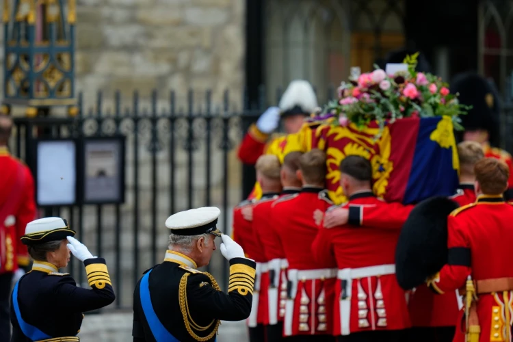 Británia stíchla. Na rozlúčku s kráľovnou Alžbetou II. prišli státisíce ľudí z rôznych kútov sveta_1