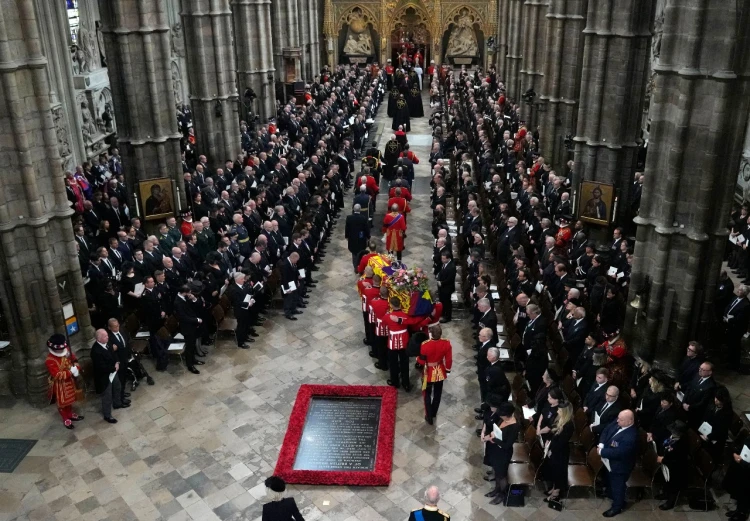 Británia stíchla. Na rozlúčku s kráľovnou Alžbetou II. prišli státisíce ľudí z rôznych kútov sveta_13