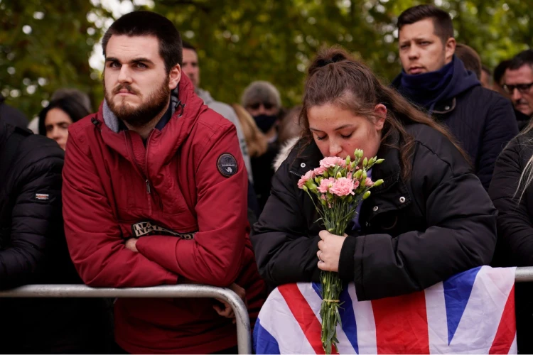 Británia stíchla. Na rozlúčku s kráľovnou Alžbetou II. prišli státisíce ľudí z rôznych kútov sveta_11