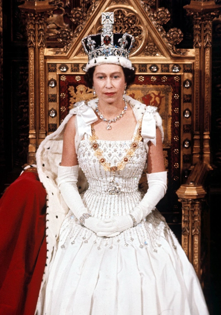 Británia stíchla. Na rozlúčku s kráľovnou Alžbetou II. prišli státisíce ľudí z rôznych kútov sveta_9