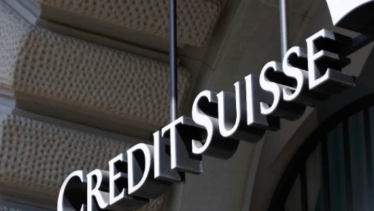 Padajú akcie európskych bánk aj cena ropy. Reagujú na Credit Suisse