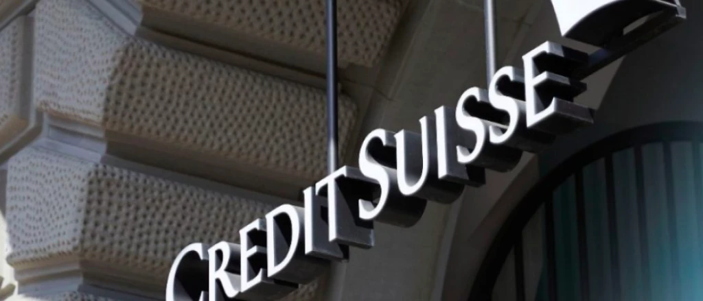 Padajú akcie európskych bánk aj cena ropy. Reagujú na Credit Suisse