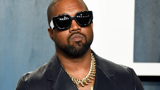 Americký raper Kanye West predáva tričká s hákovým krížom. Jeho účet na sociálnej sieti zmizol