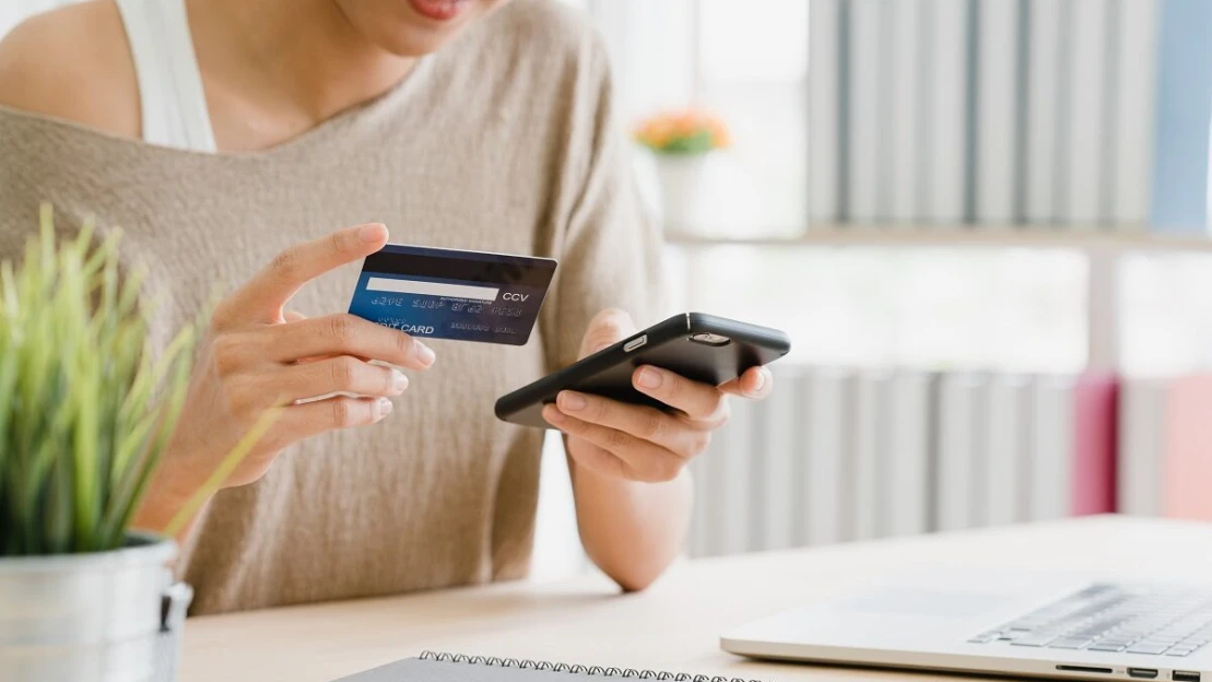 Väčšina Slovákov na dovolenke preferuje platby kartou, mobilom alebo hodinkami