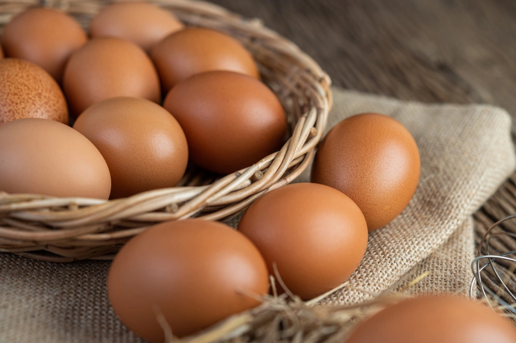 Vajcia budú pred Vianocami ešte drahšie. Chovatelia nosníc avizovali zvyšovanie cien