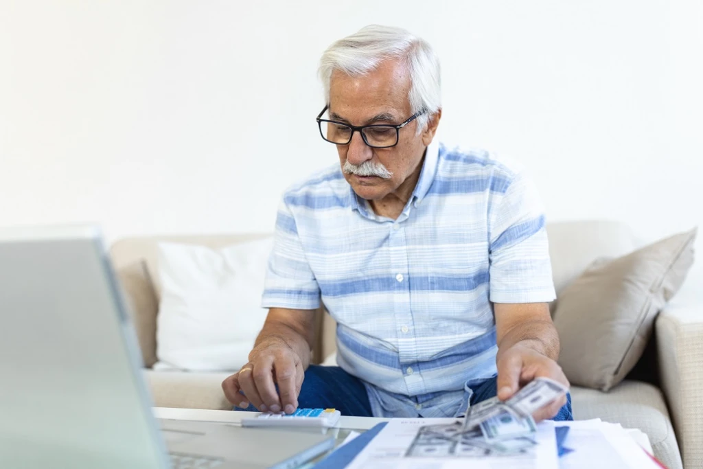 Ostražitosti nikdy nie je dosť. Aké chyby robia seniori pri útokoch podvodníkov?