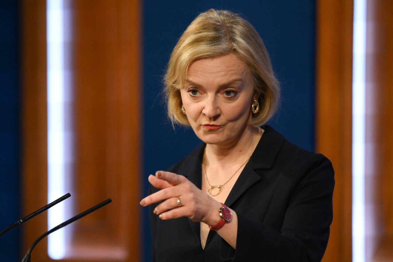 Liz Truss rezignovala. Kríza vraj britskej premiérke nedovoľuje plniť si mandát