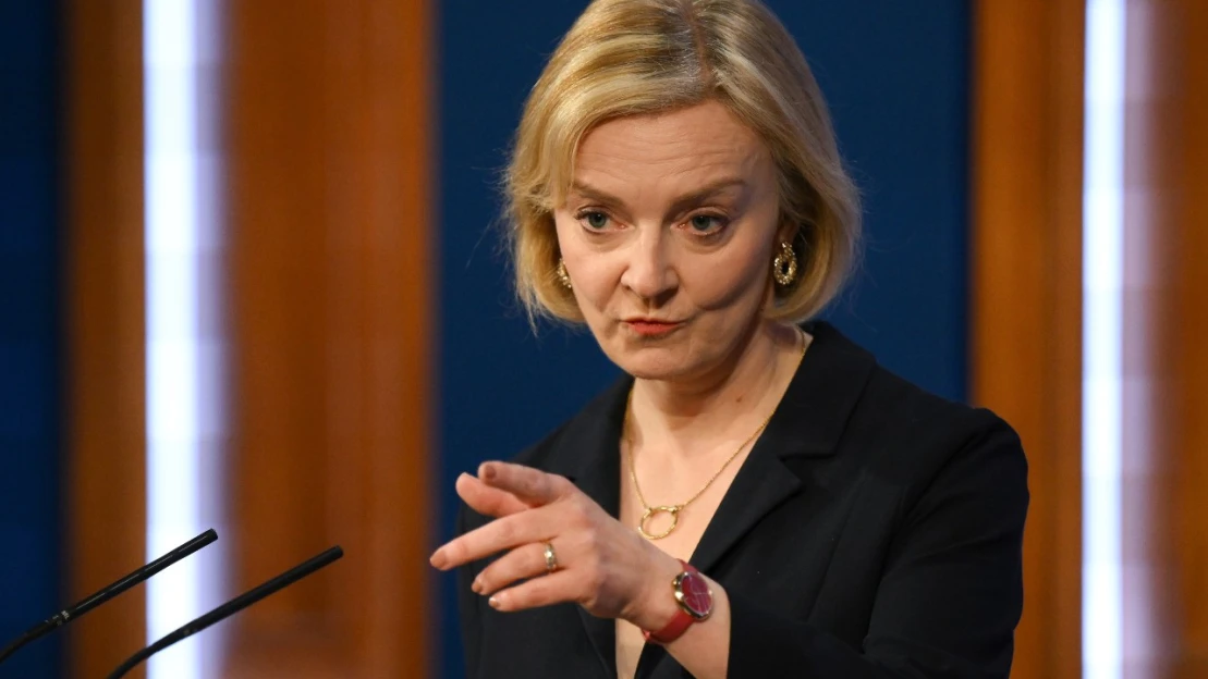 Liz Truss rezignovala. Kríza vraj britskej premiérke nedovoľuje plniť si mandát
