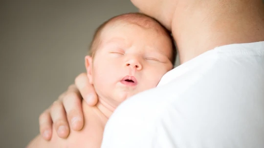Parlament: Otcovia budú mať nárok na dvojtýždňovú dovolenku pri narodení dieťaťa