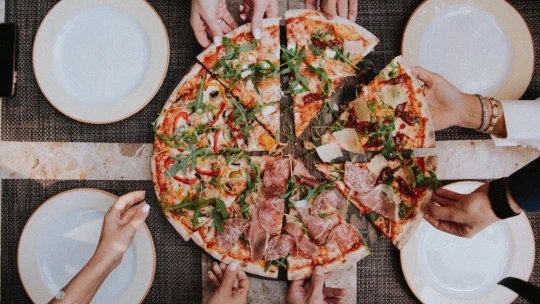 Zbohatol na KFC, teraz miliardár zatvára prevádzky Domino’s Pizza. Akcie firmy rastú