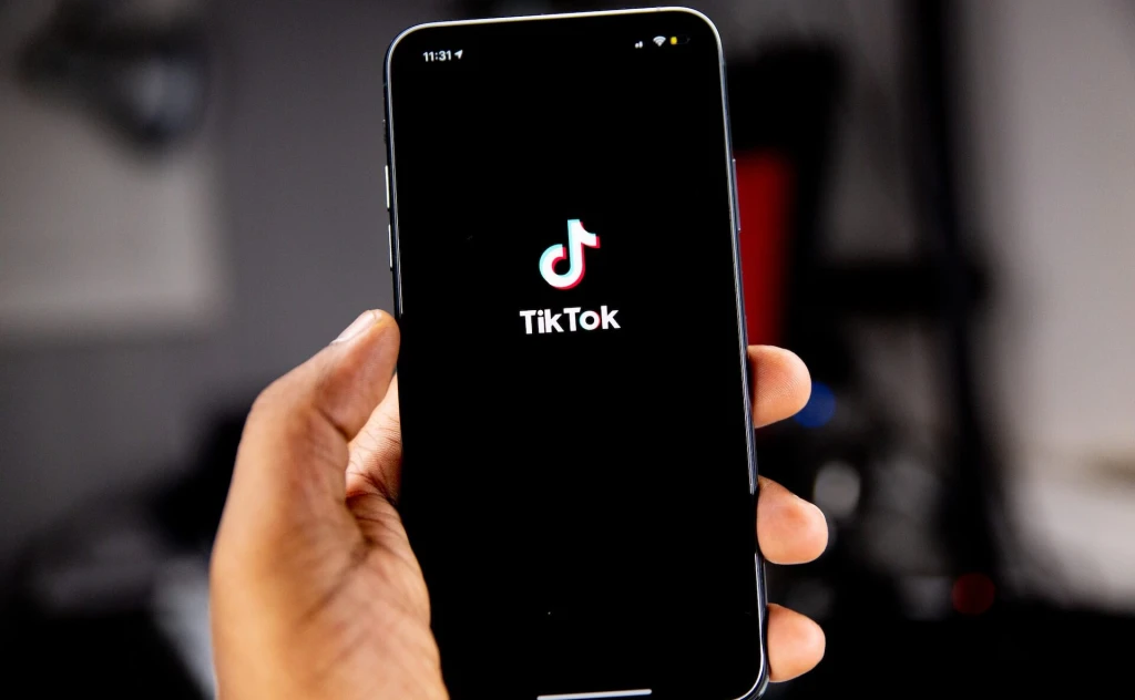 TikTok prichádza s novinkou. Mladiství na ňom môžu tráviť už len obmedzený čas