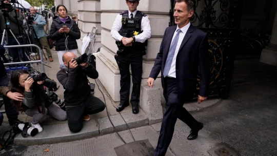 Obrat v Británii: Menej škrtov, niektoré dane sa zrejme zvýšia, varoval nový minister financií