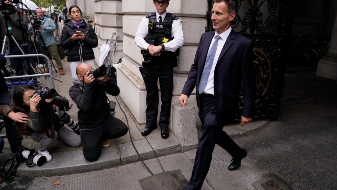 Obrat v Británii: Menej škrtov, niektoré dane sa zrejme zvýšia, varoval nový minister financií