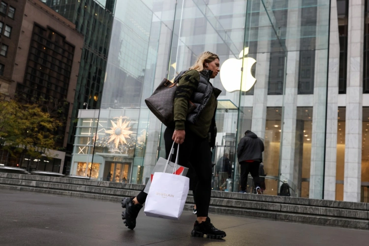 Apple strmo padá. o iPhone už nie je taký záujem