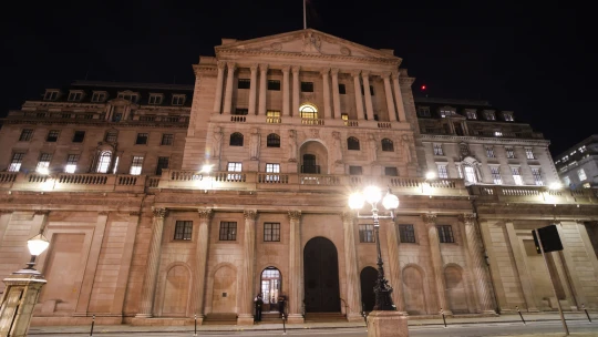 Menovú politiku sprísňuje aj Spojené kráľovstvo. Britská centrálna banka zvýšila kľúčovú sadzbu