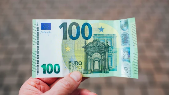 Slováci usporia z mesačnej výplaty priemerne 117 eur. Je to menej ako vlani 