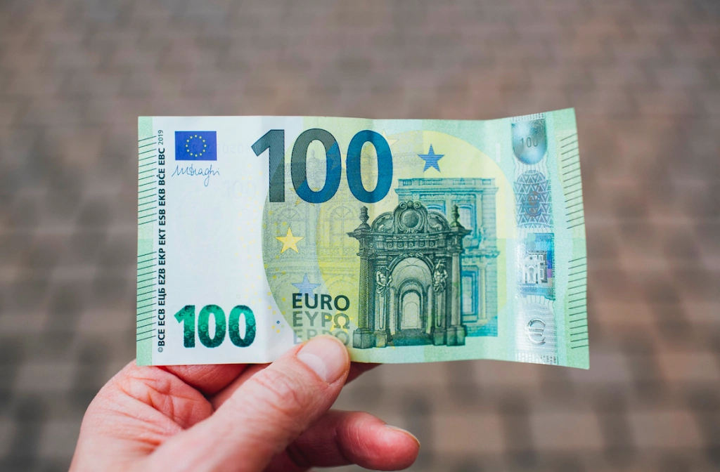 Slováci usporia z mesačnej výplaty priemerne 117 eur. Je to menej ako vlani 