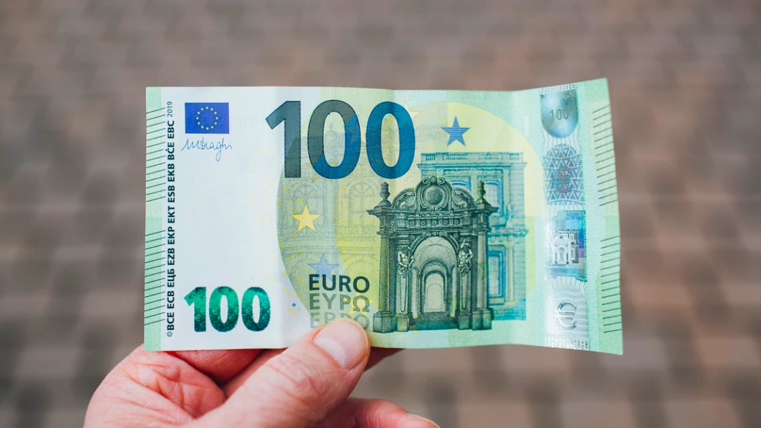 Slováci usporia z mesačnej výplaty priemerne 117 eur. Je to menej ako vlani 