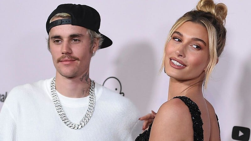 Justin Bieber chce žalovať odevný gigant H&M. Ich oblečenie nazval odpadom