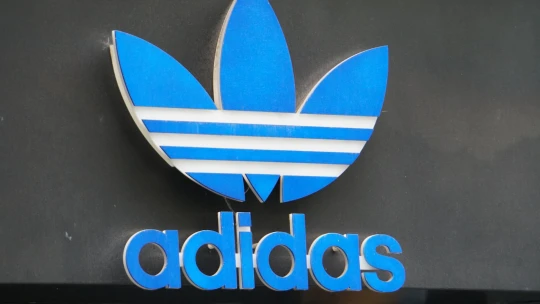 Adidas medziročne zvýšil zisk o 150 percent. Pre Trumpove clá výhľad na ďalší rok nezlepšil