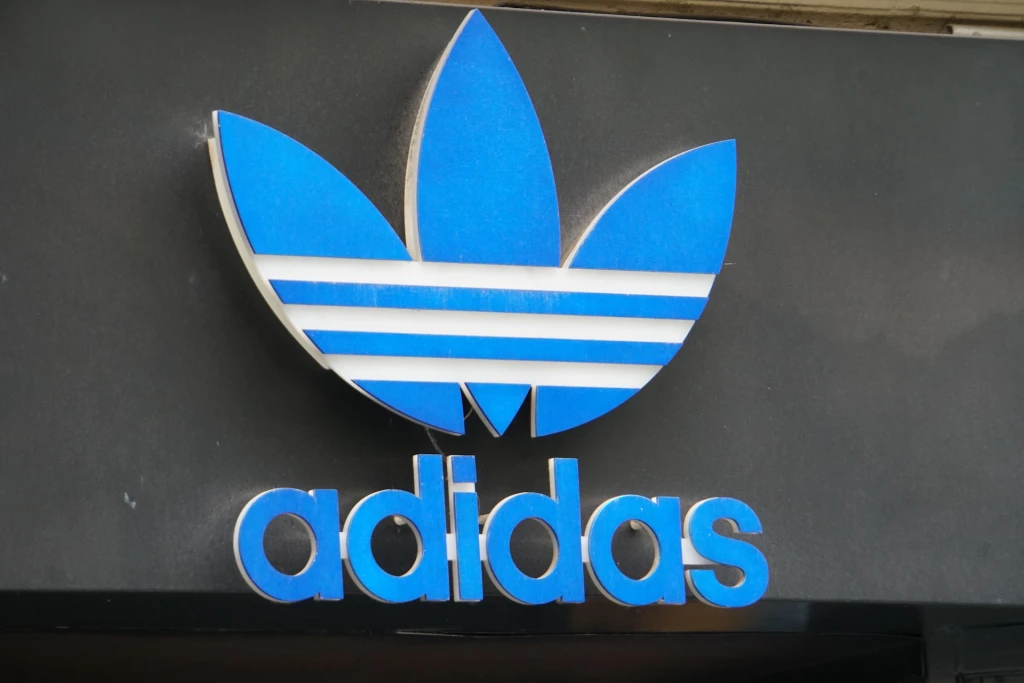 Adidas rozbehol veľké vyšetrovanie. Čelí obvineniam z miliónových úplatkov v Číne