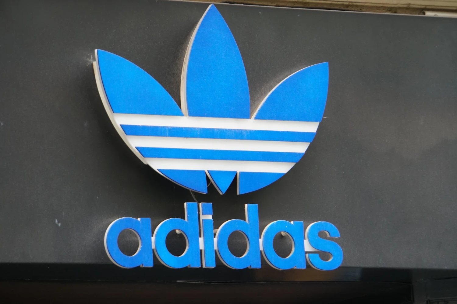 Adidas v strate? Firma čelí problémom, za 4. štvrťrok vykázala stratu vyše 500 mil. eur