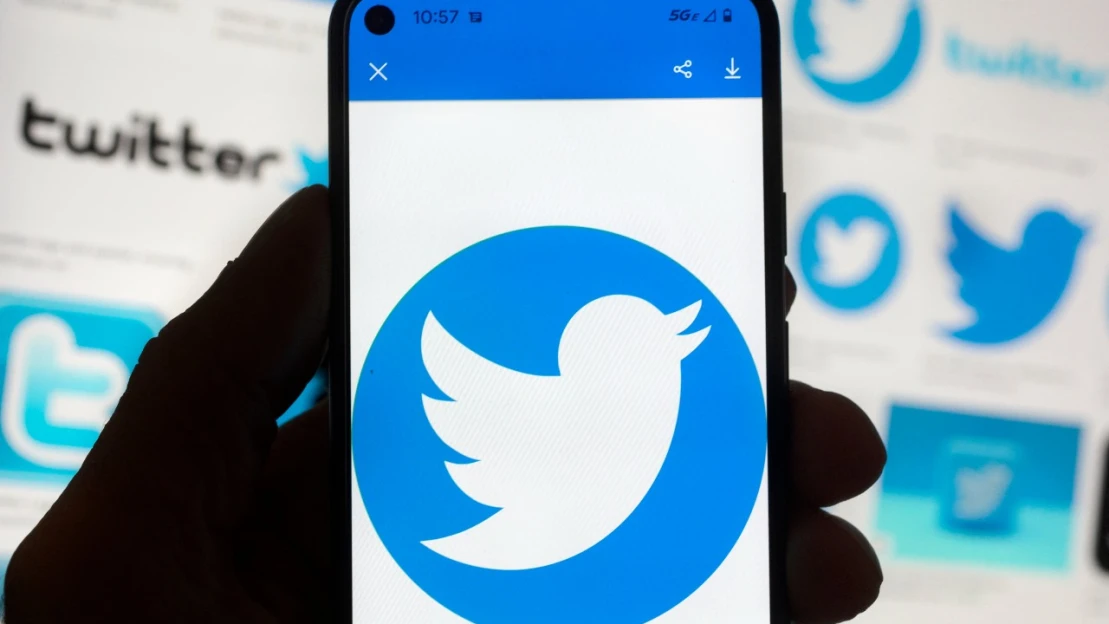 Musk ho kúpil za 44 miliárd, teraz má Twitter už len tretinovú hodnotu