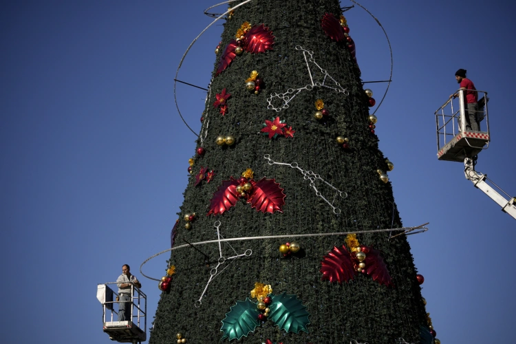 Najkrajšie vianočné stromčeky, ktoré tento rok zdobia mestá. Aké sú Vianoce vo svete?_19
