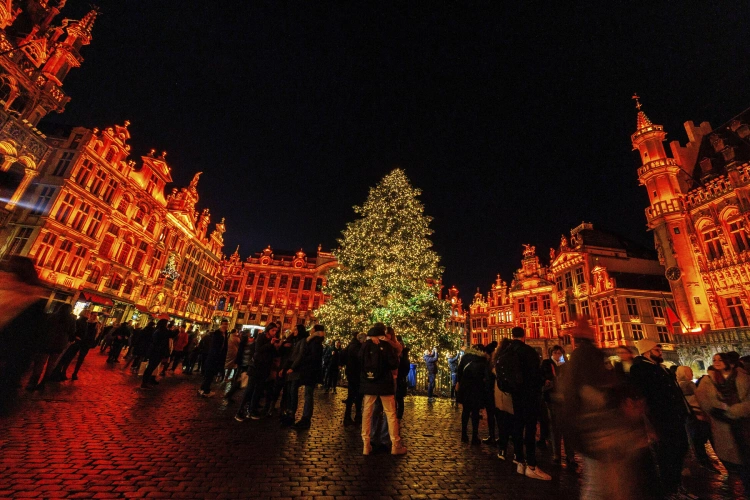 Najkrajšie vianočné stromčeky, ktoré tento rok zdobia mestá. Aké sú Vianoce vo svete?_5