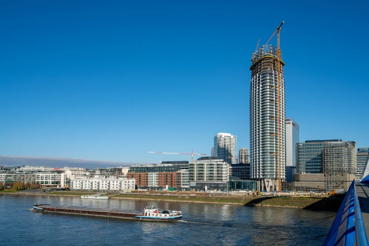 Najvyššie položený vianočný stromček: Hrubá stavba 1. slovenského mrakodrapu je dokončená_2